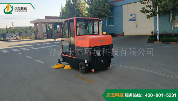 物流園選擇慶杰電動(dòng)掃地車(chē)